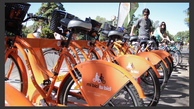 El lanzamiento se realizó en la primera estación de bicis frente al museo Castagnino. 