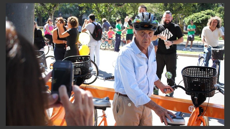 Un señor aprovechó para sacarse una fotito con el casco.