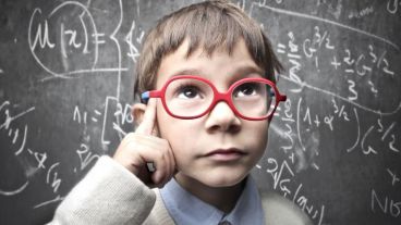Como el ojo crece a lo largo de la infancia, la miopía se desarrolla generalmente en adolescentes y niños en edad escolar.