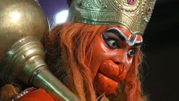 Un devoto vestido del "Señor Hanuman", conocido como el Dios Mono.