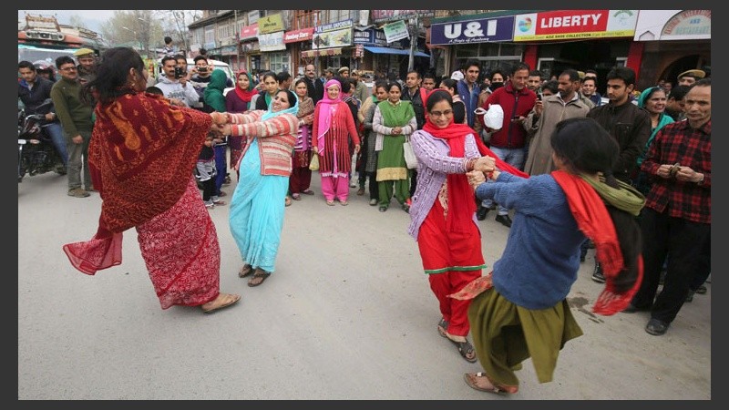 Bailar y cantar, una constante en las celebraciones religiosas en India.