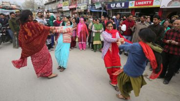Bailar y cantar, una constante en las celebraciones religiosas en India.