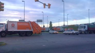 Camiones de la recolección de la basura en medio de las protestas.