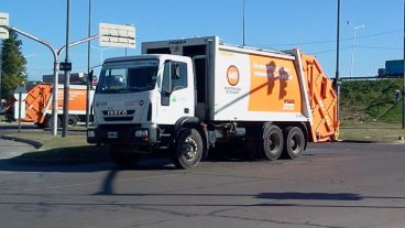 Los camiones recolectores, con el sello de la Municipalidad de Rosario.