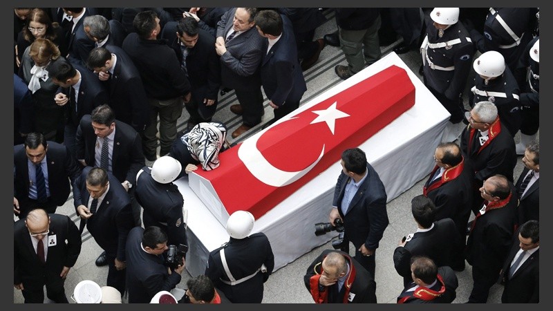 Abogados y familiares presentan sus respetos ante el ataúd del fiscal Mehmet Selim Kiraz en el Palacio de Justicia de Estambul. 