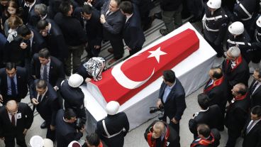 Abogados y familiares presentan sus respetos ante el ataúd del fiscal Mehmet Selim Kiraz en el Palacio de Justicia de Estambul.