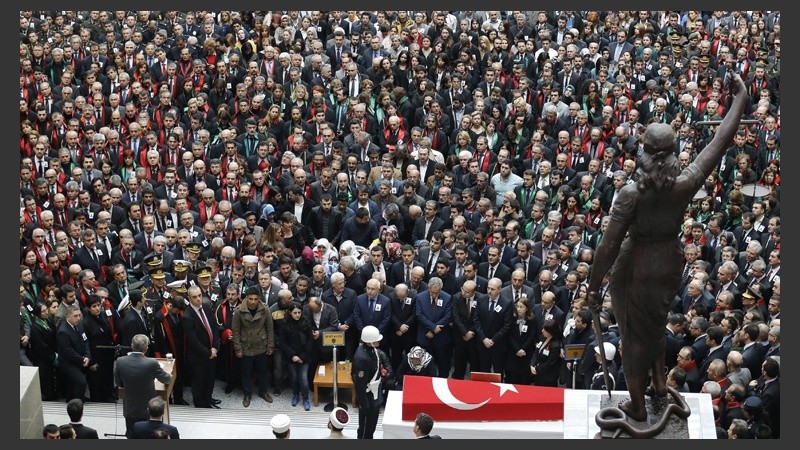  Una multitud asiste al funeral del fiscal Mehmet Selim Kiraz en el Palacio de Justicia de Estambul. 