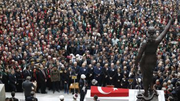Una multitud asiste al funeral del fiscal Mehmet Selim Kiraz en el Palacio de Justicia de Estambul.