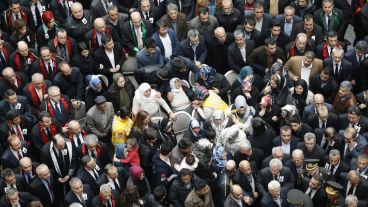 Abogados y familiares se lamentan durante el funeral del fiscal Mehmet Selim Kiraz en el Palacio de Justicia de Estambul.