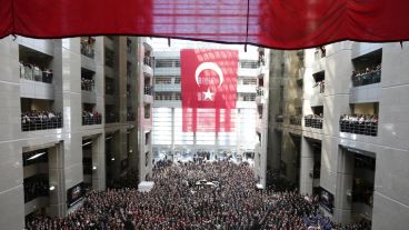 na multitud asiste al funeral del fiscal Mehmet Selim Kiraz en el Palacio de Justicia de Estambul (Turquía).