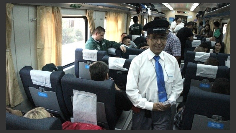 Un guarda de la flamante formación posa para la foto.