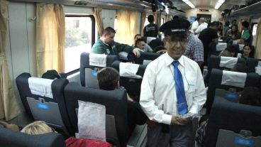 Un guarda de la flamante formación posa para la foto.