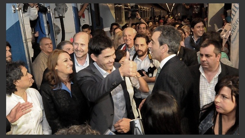 El arribo del tren con una multitud en la estación sur.