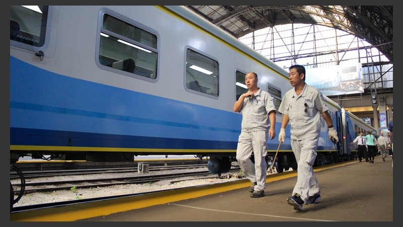 Operarios chinos controlaron el tren antes de partir.