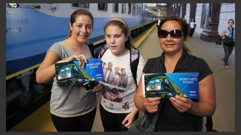 Mujeres afortunadas. Las primeras personas en subir al tren.