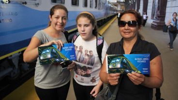 Mujeres afortunadas. Las primeras personas en subir al tren.