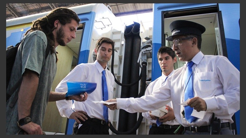 Cortando boletos antes de salir.