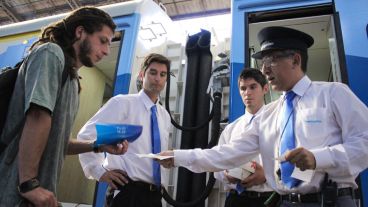 Cortando boletos antes de salir.