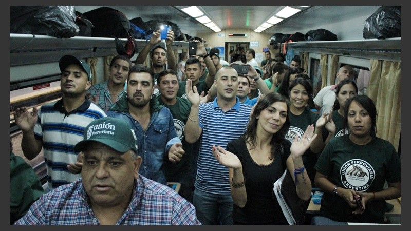 Con muchos cánticos y aplausos en este vagón para iniciar el viaje.