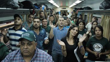 Con muchos cánticos y aplausos en este vagón para iniciar el viaje.