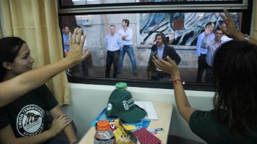 Chau, chau, adiós. Muchos saludos saliendo de Retiro.