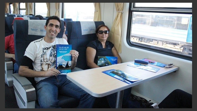 Dos pasajeros posan para la cámara.