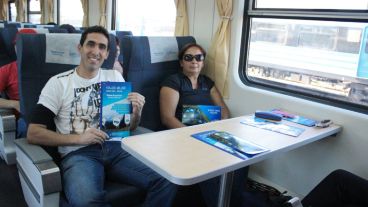 Dos pasajeros posan para la cámara.