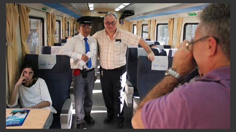 Una fotito con un operario del tren junto a uno de los integrantes de 