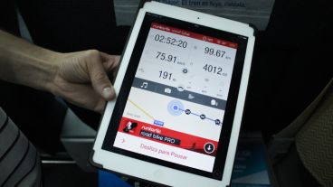 Un joven seguía los pasos del tren en su tablet.