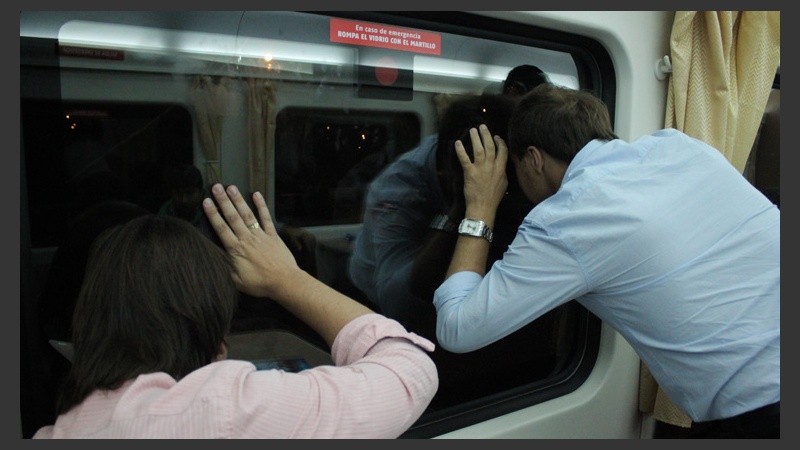 Espiar para ver quien los recibía.