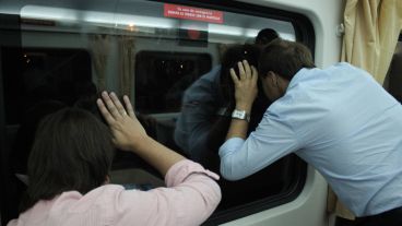 Espiar para ver quien los recibía.