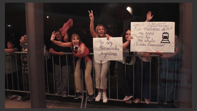 En la estación sur de Rosario, mucha gente recibió al tren.