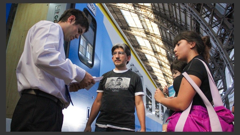 Cortando boletos, último paso antes de subir a la formación.