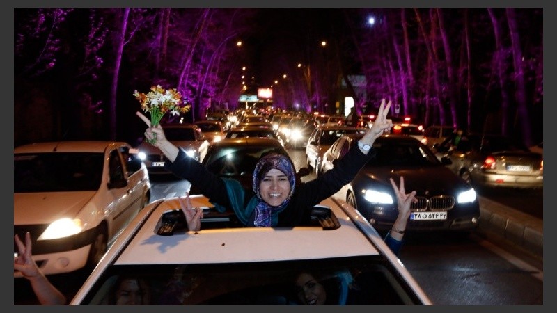 Iraníes celebran el pacto en las calles de Teherán.