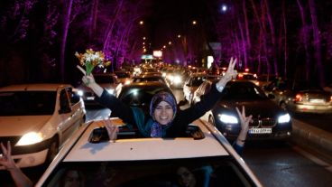 Iraníes celebran el pacto en las calles de Teherán.