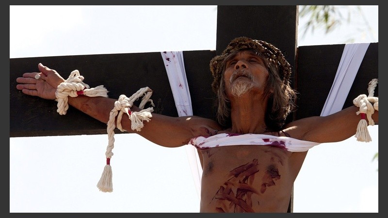  El penitente filipino Wilfredo Salvador, clavado en la cruz durante la representación del Vía Crucis y crucifixión 
