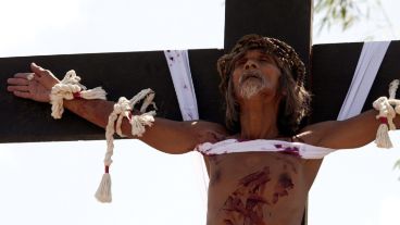 El penitente filipino Wilfredo Salvador, clavado en la cruz durante la representación del Vía Crucis y crucifixión