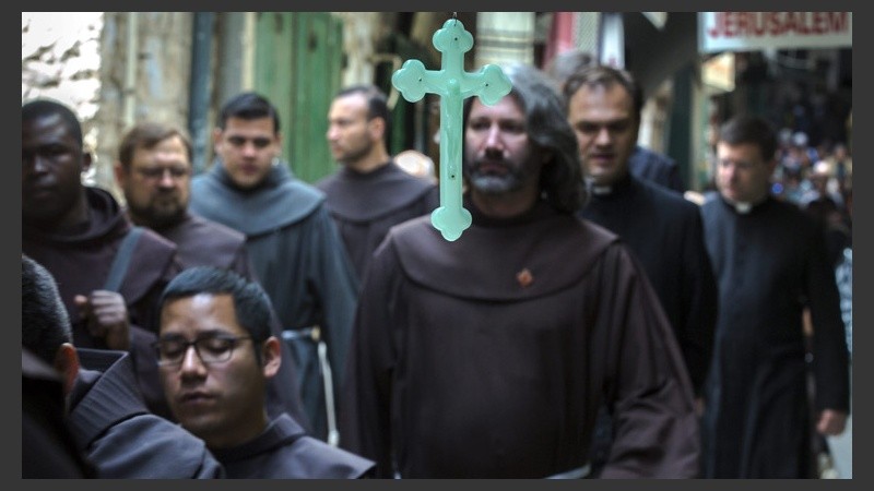 Monjes franciscanos participan en la procesión por la Via Crucis en Jerusalén, Israel.