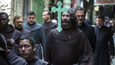 Monjes franciscanos participan en la procesión por la Via Crucis en Jerusalén, Israel.