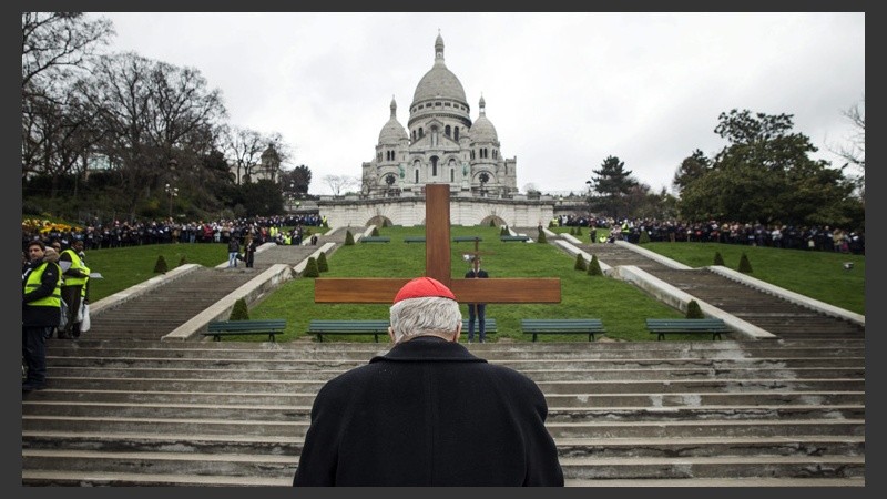 Vía Crucis en el parque Louise Michel junto a la basílica del Sacre Coeur, en París.