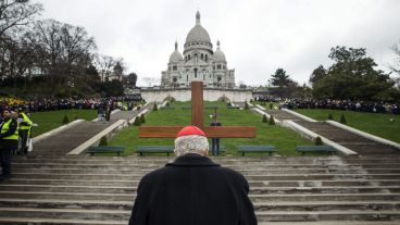 Vía Crucis en el parque Louise Michel junto a la basílica del Sacre Coeur, en París.