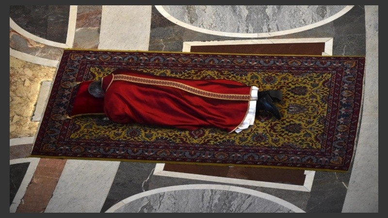 El papa Francisco reza tendido en el suelo durante la Pasión de Cristo.