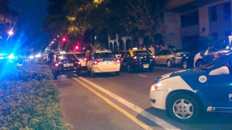 Intenso operativo en Pellegrini, frente al Mc Donald´s, tras el tiroteo de este viernes. 