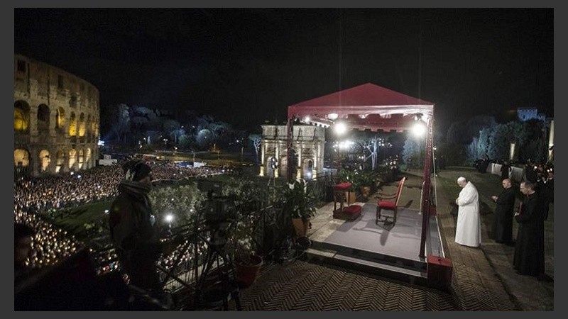  Francisco siguió el Vía Crucis desde la colina del Palatino, situada frente al Anfiteatro Flavio.