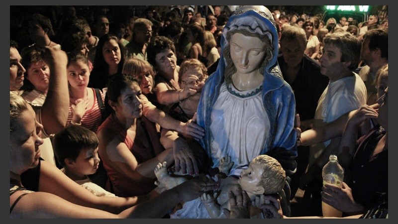 La imagen de la Virgen durante la procesión.