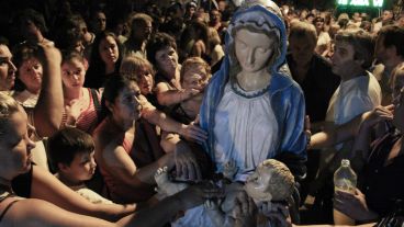 La imagen de la Virgen durante la procesión.
