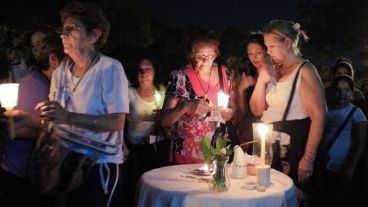 Mujeres participando del Vía Crucis este Viernes Santo.