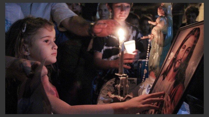 Algunos chicos asistieron con sus familias al Vía Crucis.