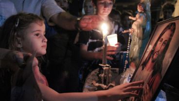 Algunos chicos asistieron con sus familias al Vía Crucis.