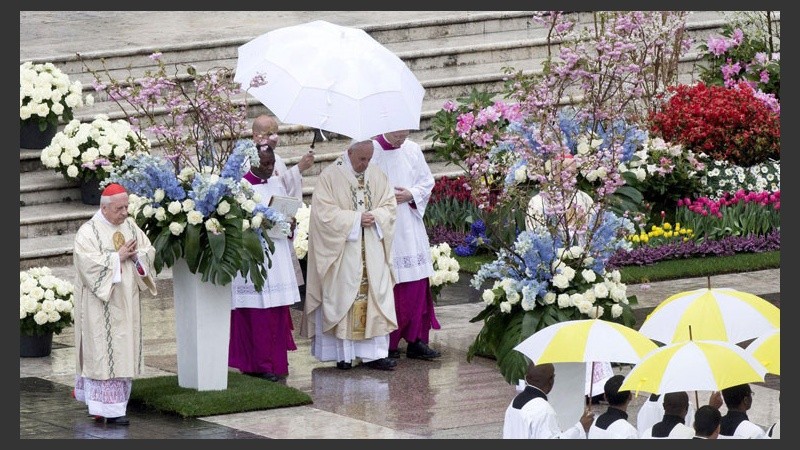 Mucha lluvia este domingo por la mañana en el Vaticano.